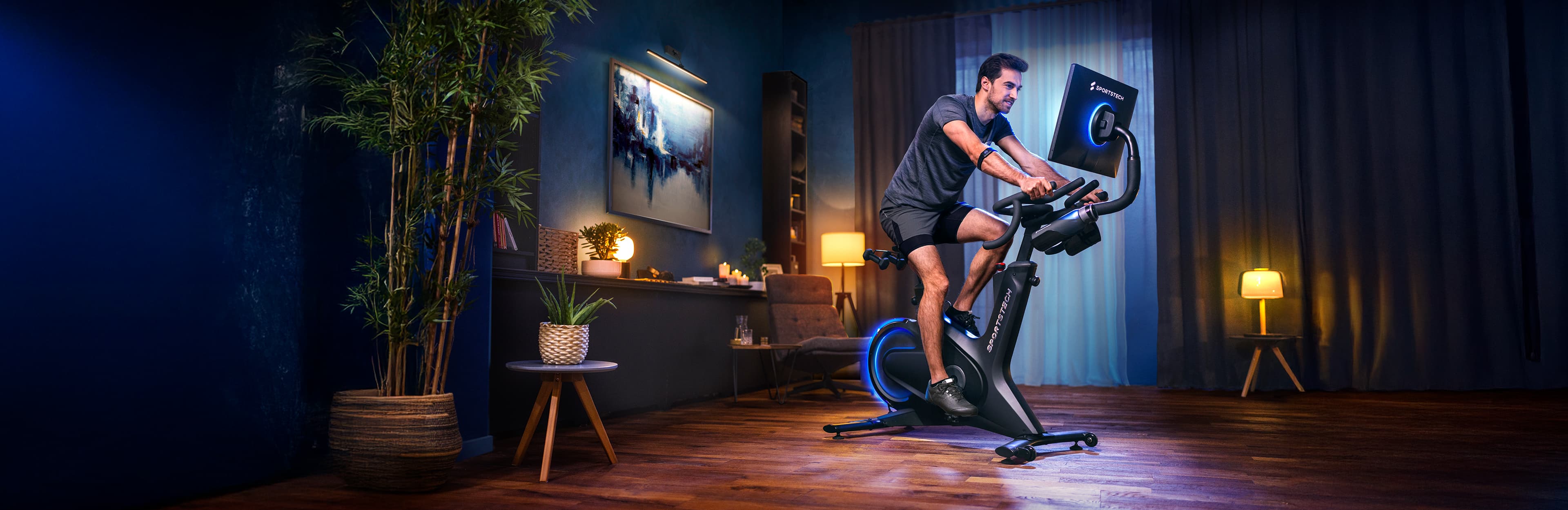 Ein Mann trainiert mit dem sBike zuhause