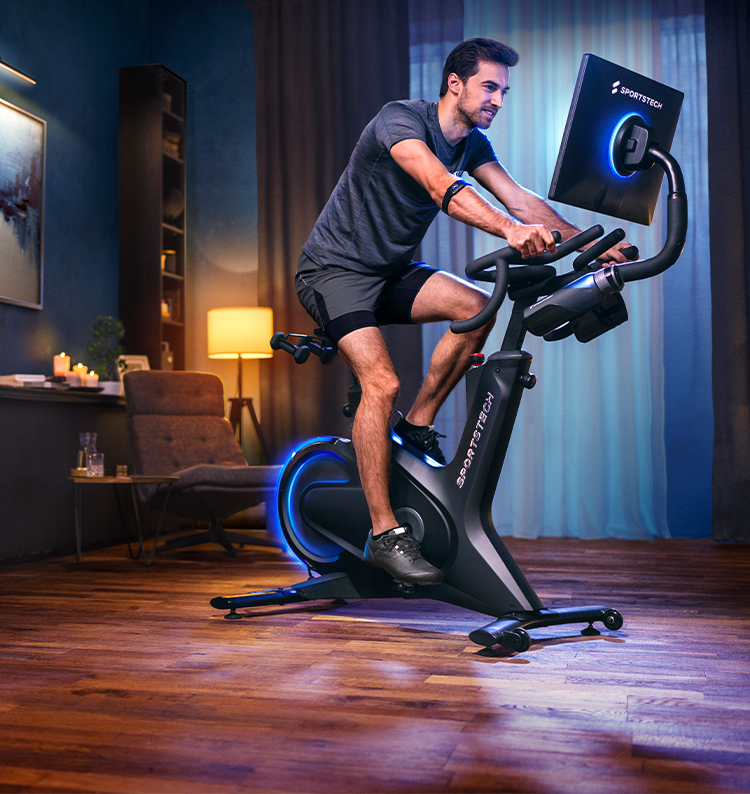 Ein Mann trainiert mit dem sBike zuhause