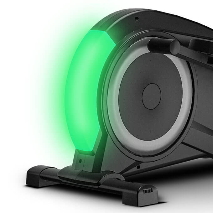 Vue arrière du tapis de course noir F10, course avec chaussures de sport à semelle rouge