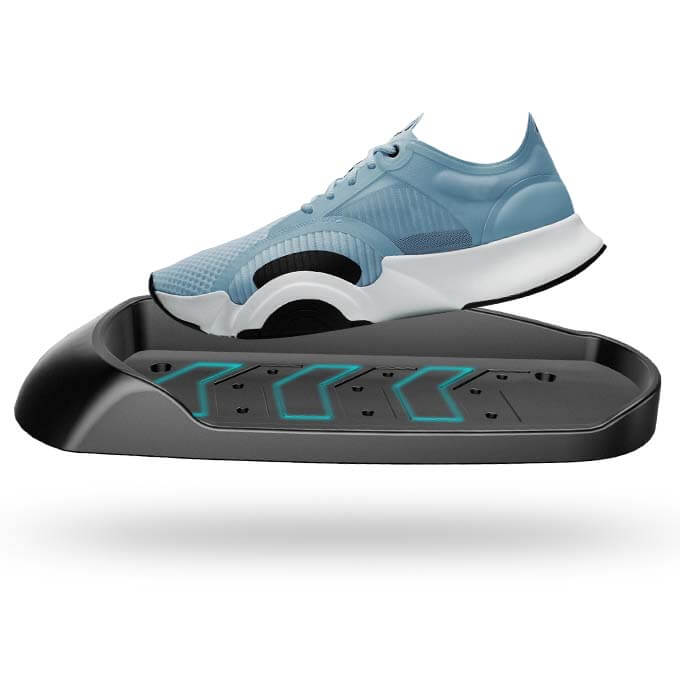 Vue arrière du tapis de course noir F10, course avec chaussures de sport à semelle rouge