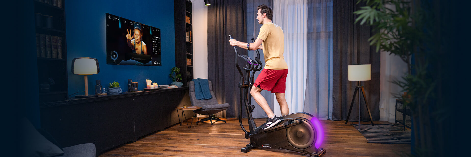 Femme en tenue de sport courant sur le tapis de course noir F10 dans le salon