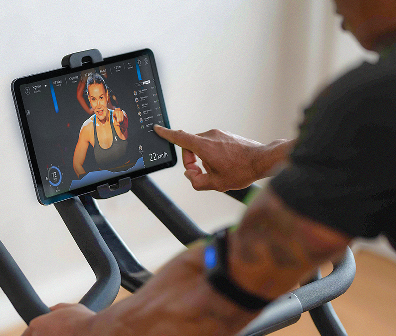 Vue détaillée des roulettes noires du tapis de course F10